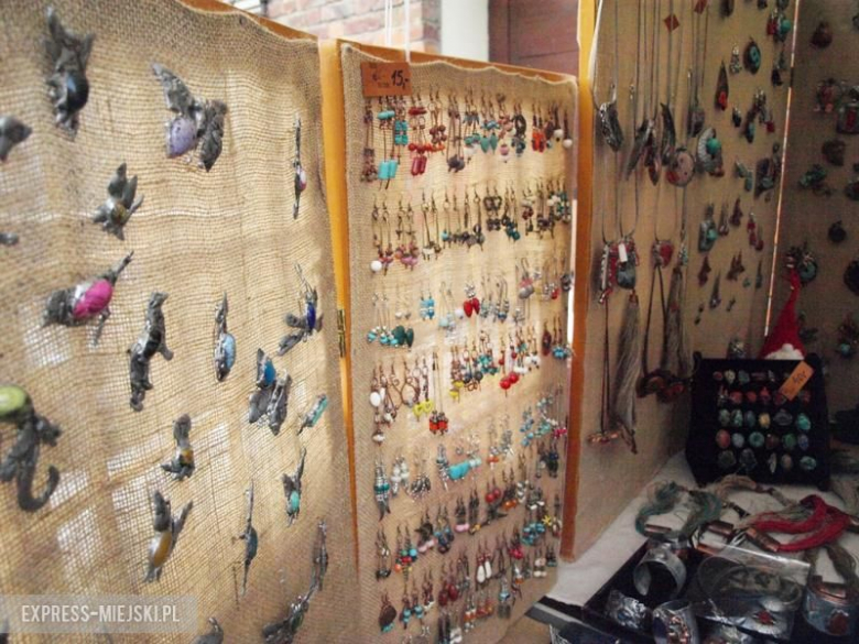 Bożonarodzeniowy kiermasz przed średzkim muzeum