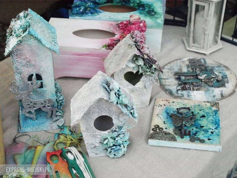 Bożonarodzeniowy kiermasz przed średzkim muzeum