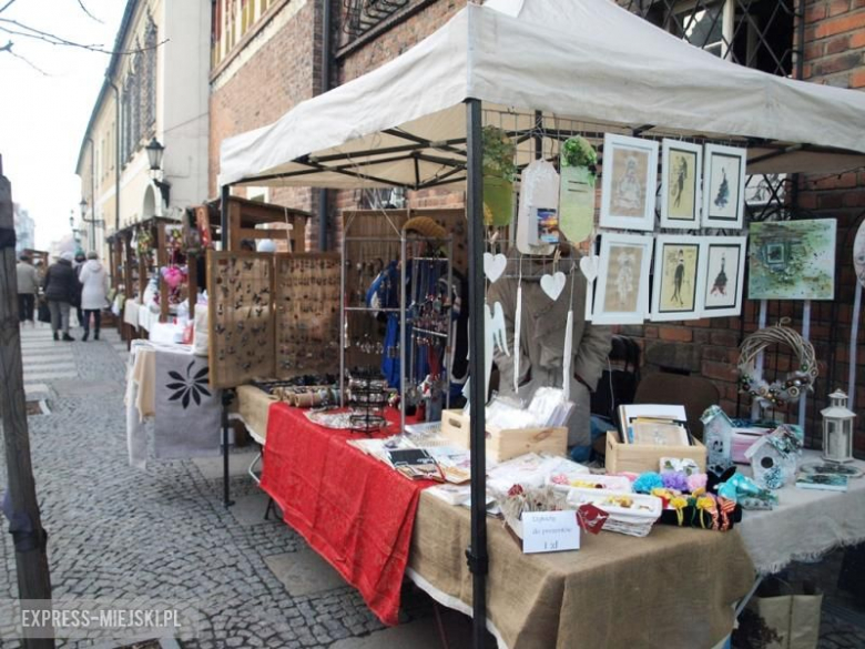 Bożonarodzeniowy kiermasz przed średzkim muzeum