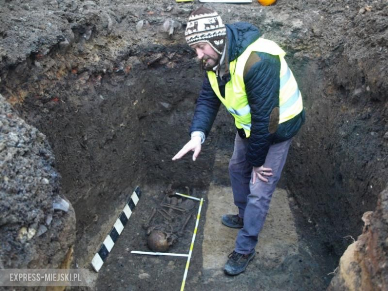 Za średzkim gimnazjum znaleziono ludzkie szczątki