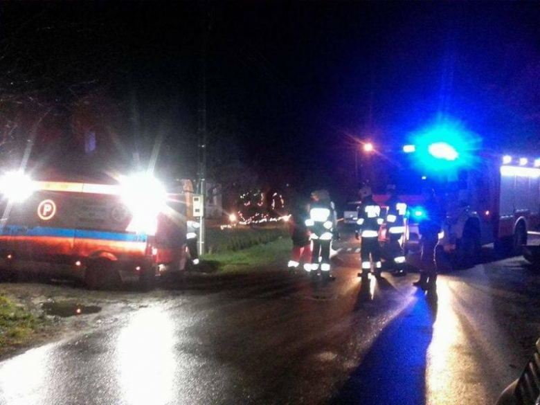 Karetka ugrzęzła na drodze