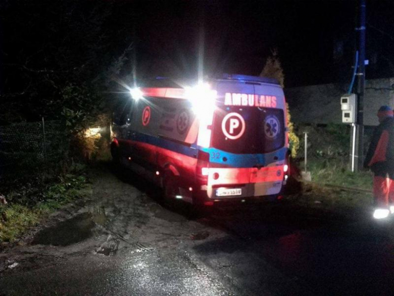 Karetka ugrzęzła na drodze