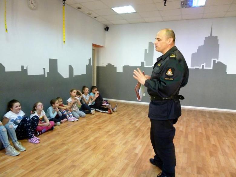 Spotkanie dzieci ze strażakami