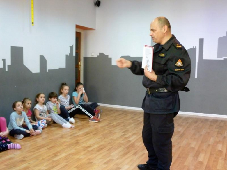 Spotkanie dzieci ze strażakami