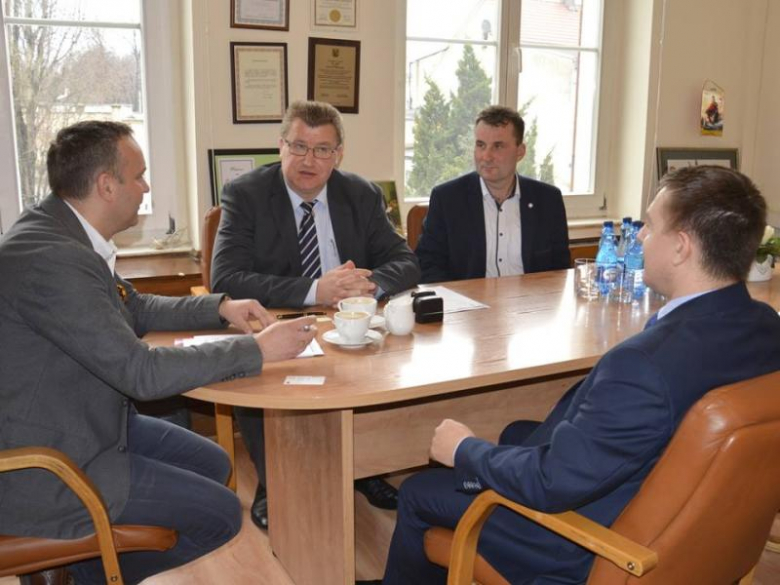 Podpisanie umowy w starostwie