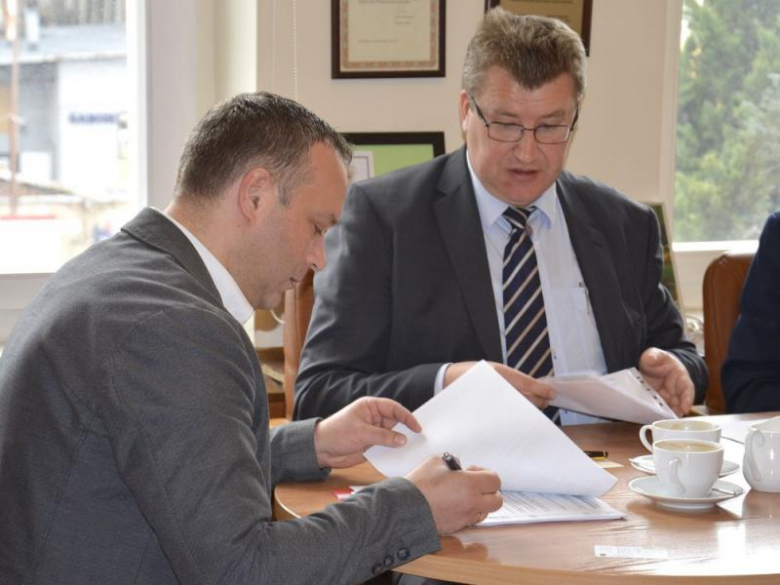 Podpisanie umowy w starostwie