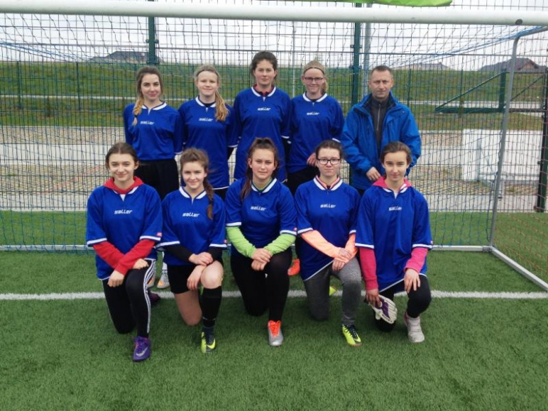 Drużyna dziewcząt ze Środy Śląskiej