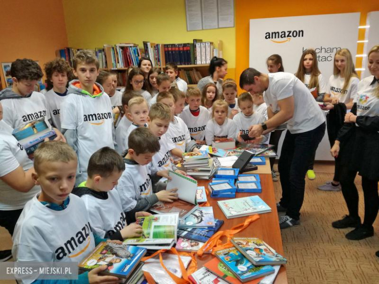 Amazon wręczył szkole książki