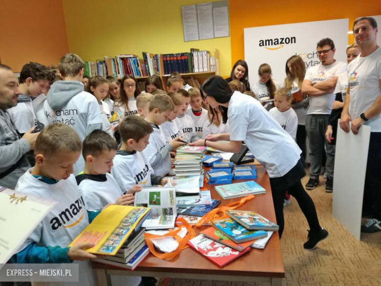 Amazon wręczył szkole książki