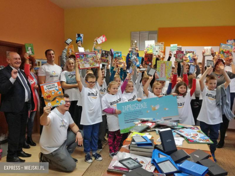 Amazon wręczył szkole książki