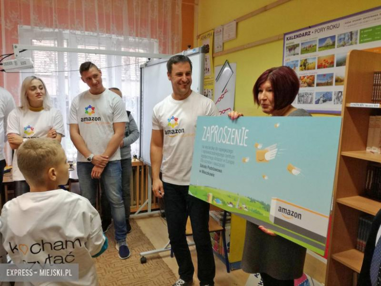 Amazon wręczył szkole książki