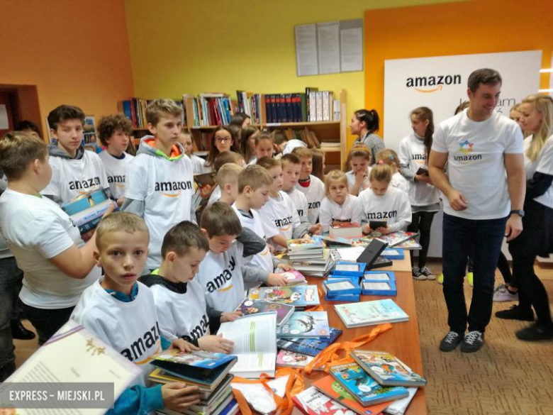Amazon wręczył szkole książki