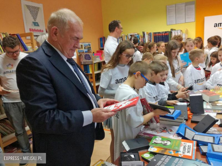 Amazon wręczył szkole książki