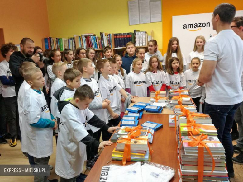 Amazon wręczył szkole książki