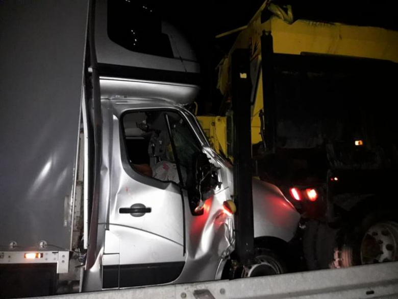 Bus wjechał w piaskarkę na A4