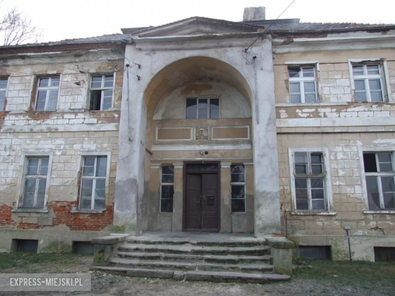 Środkowa część fasady z wejściem do pałacu