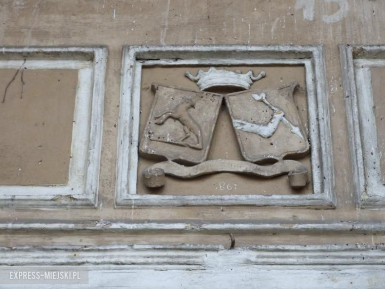 Płycina z tarczami herbowymi nad wejściem do pałacu