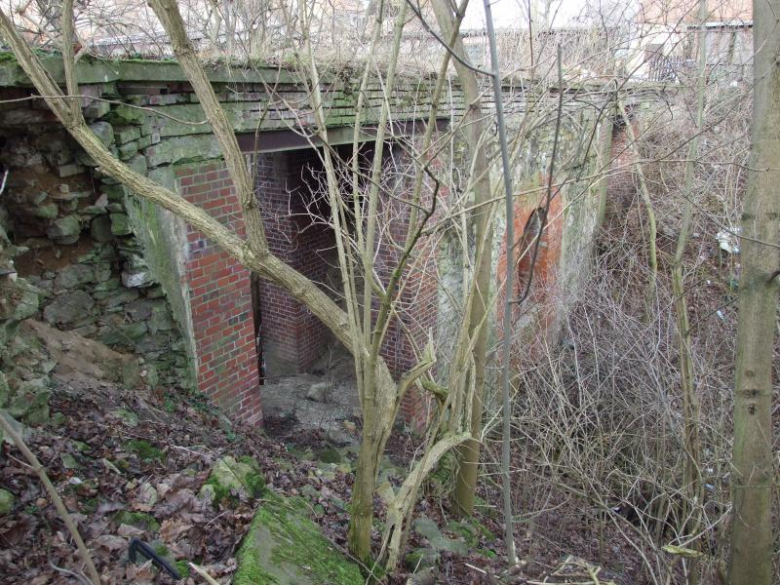 Pozostałości mostu prowadzącego z folwarku do dworu