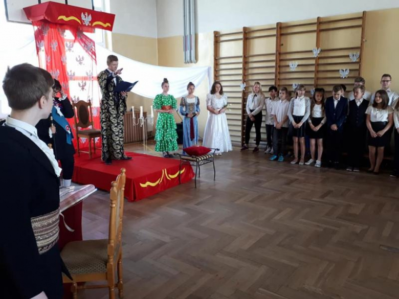 Apel uczniów w szkole w Kostomłotach