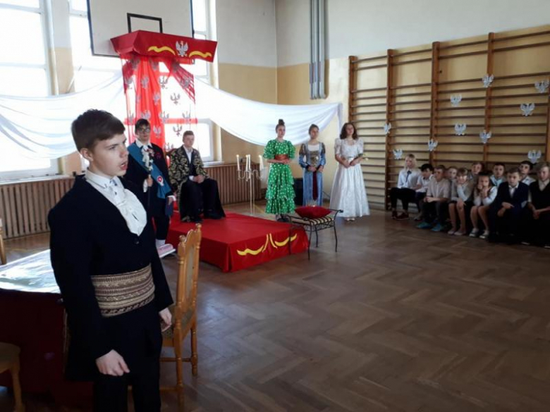 Apel uczniów w szkole w Kostomłotach