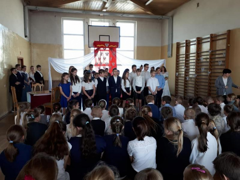 Apel uczniów w szkole w Kostomłotach