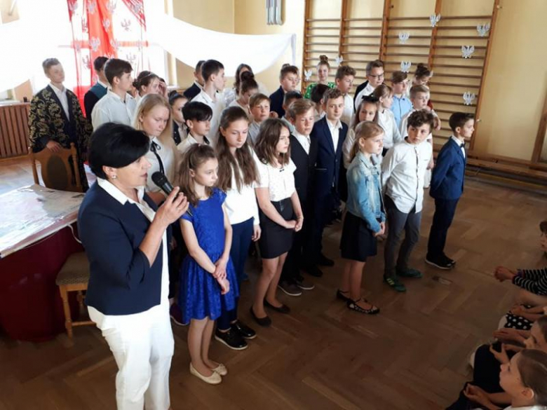 Apel uczniów w szkole w Kostomłotach