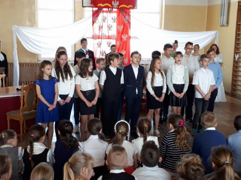 Apel uczniów w szkole w Kostomłotach