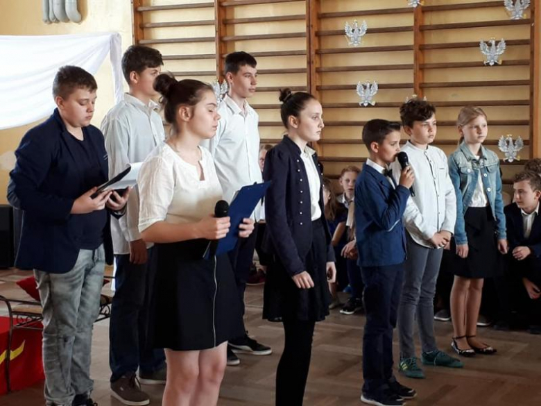 Apel uczniów w szkole w Kostomłotach