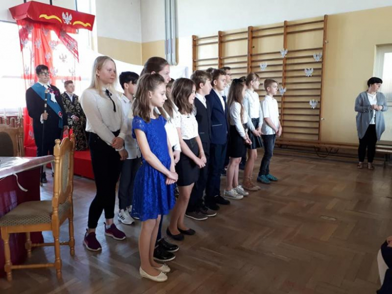 Apel uczniów w szkole w Kostomłotach