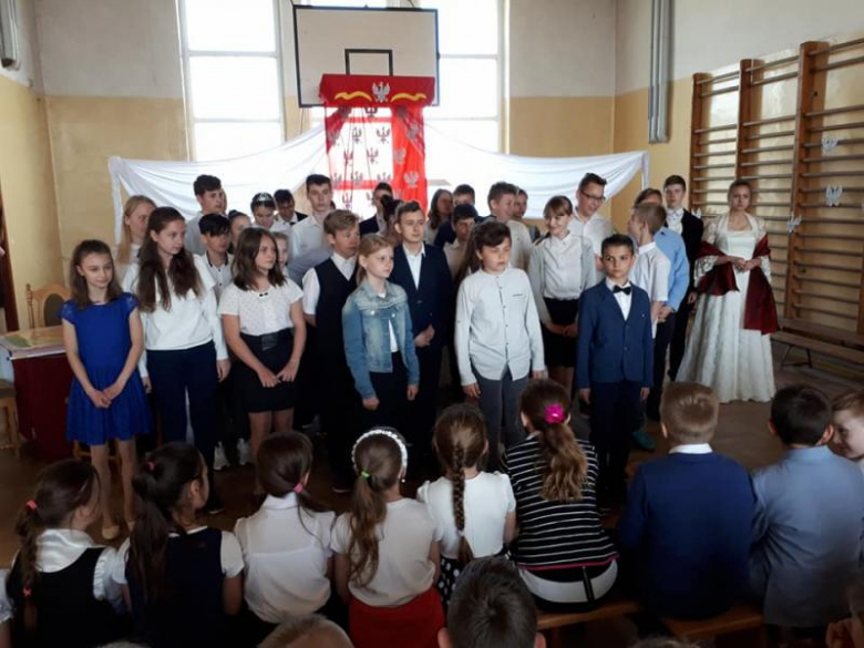 Apel uczniów w szkole w Kostomłotach