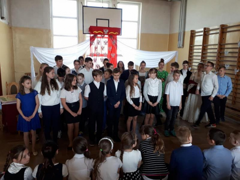 Apel uczniów w szkole w Kostomłotach