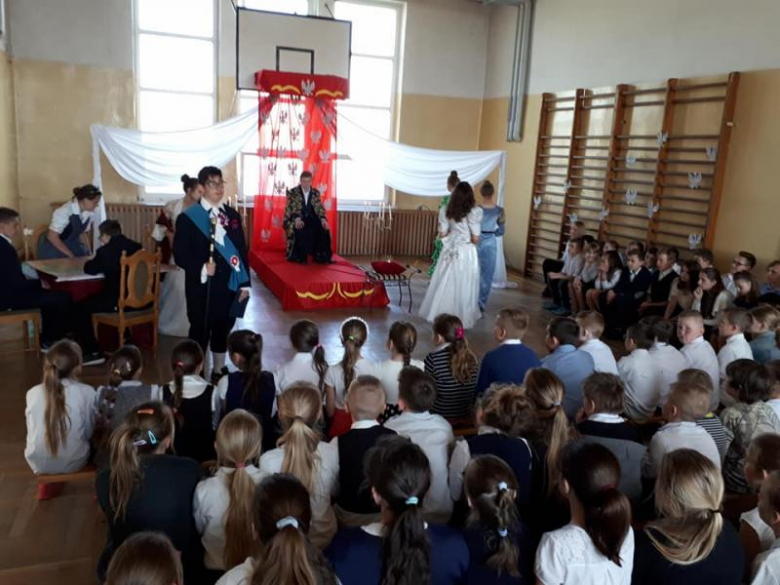 Apel uczniów w szkole w Kostomłotach