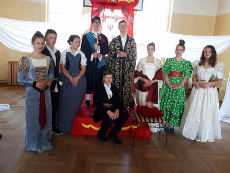 Apel uczniów w szkole w Kostomłotach