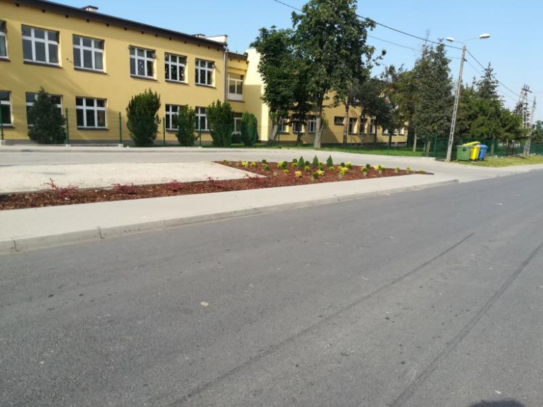 Dzieci i ich opiekunowie wspólnie sadzili drzewka