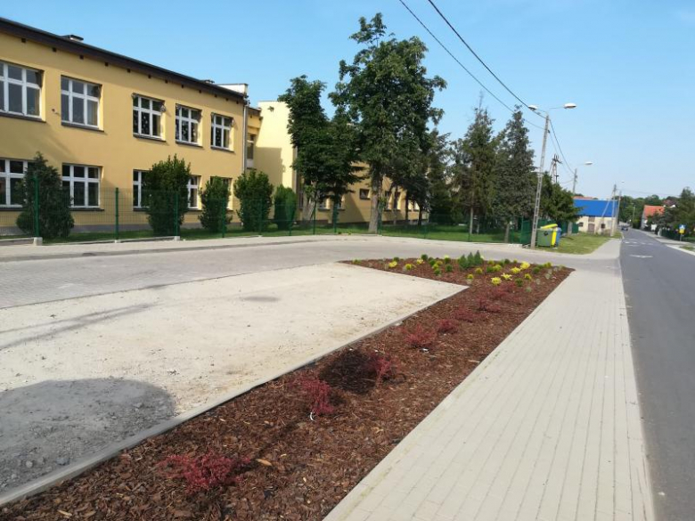 Dzieci i ich opiekunowie wspólnie sadzili drzewka