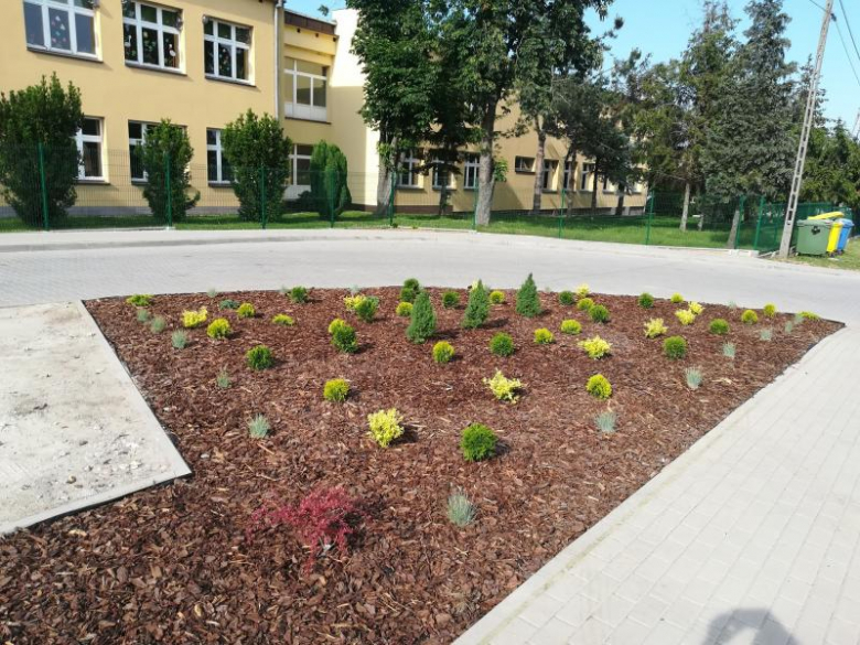 Dzieci i ich opiekunowie wspólnie sadzili drzewka