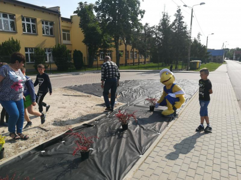 Dzieci i ich opiekunowie wspólnie sadzili drzewka