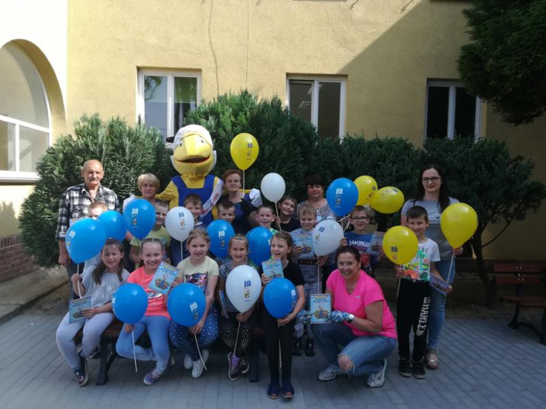 Dzieci i ich opiekunowie wspólnie sadzili drzewka