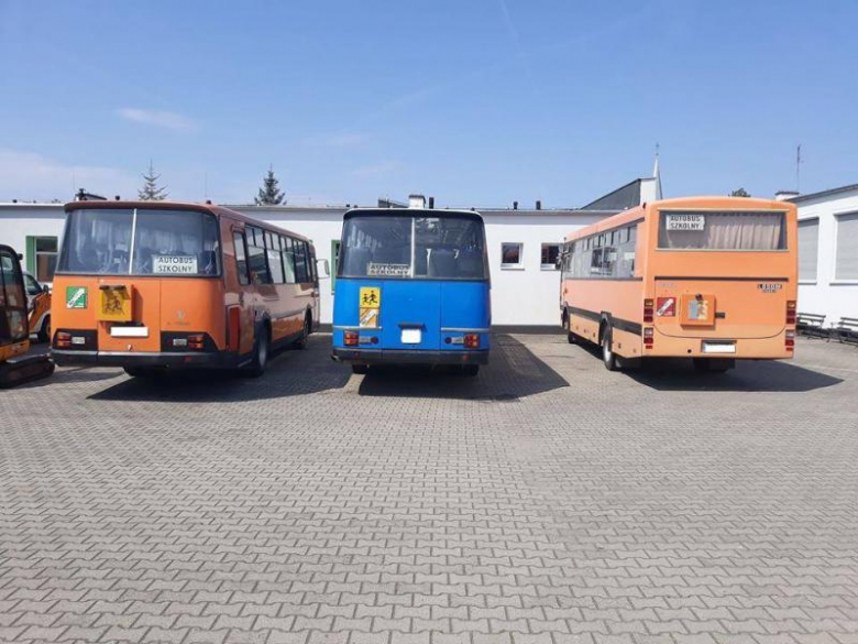 Autobusy szkolne zostały oklejone przez strażaków