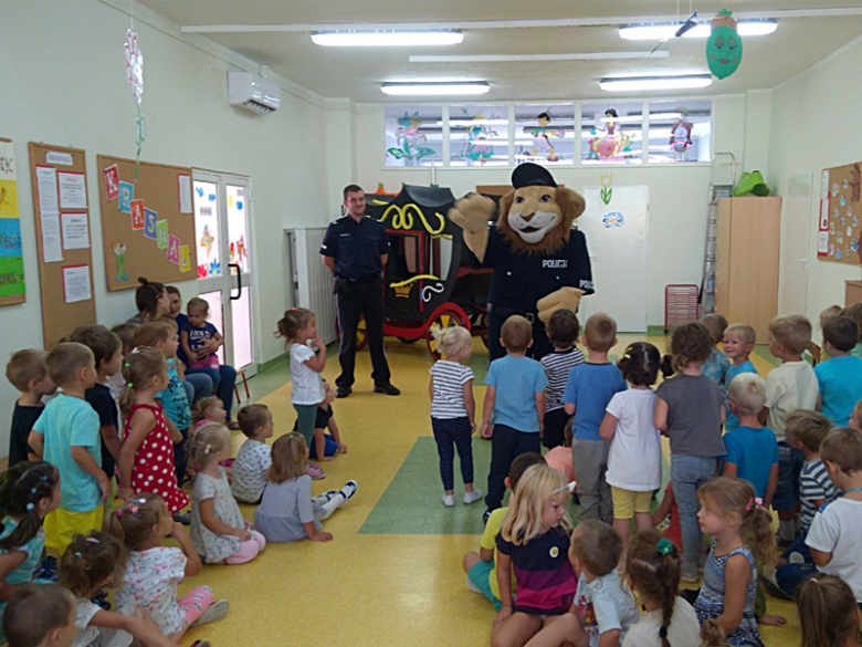 Spotkanie policjantów z dziećmi w Miękini