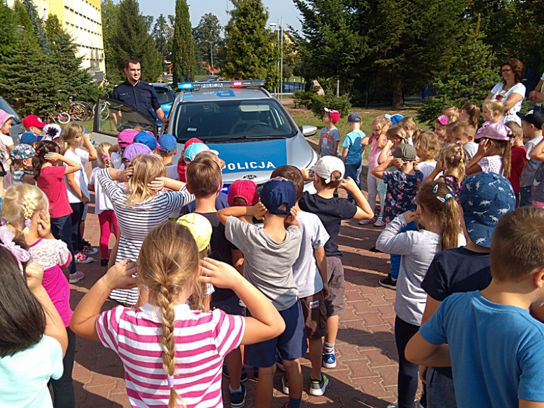 Spotkanie policjantów z dziećmi w Miękini