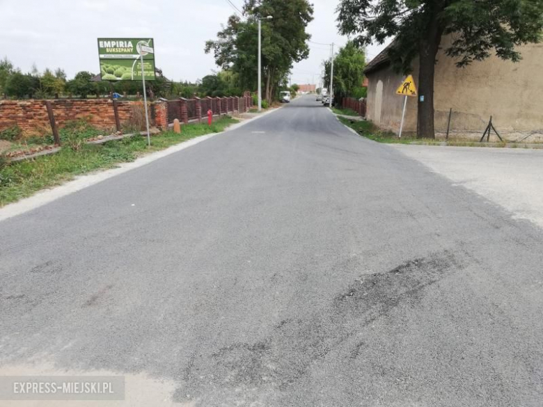 Nowa nawierzchnia drogi przy świetlicy wiejskiej w Komornikach