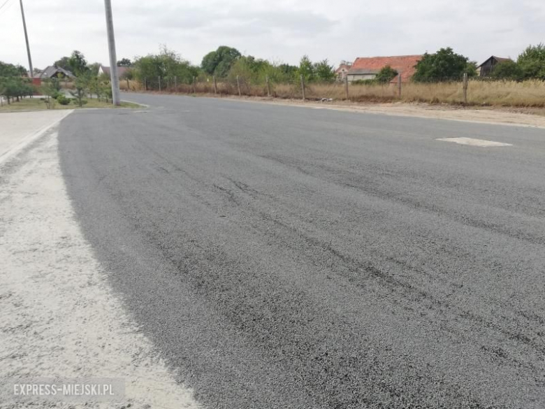 Nowa nawierzchnia drogi przy świetlicy wiejskiej w Komornikach