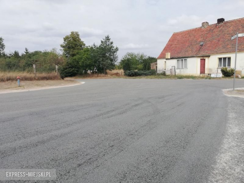 Nowa nawierzchnia drogi przy świetlicy wiejskiej w Komornikach
