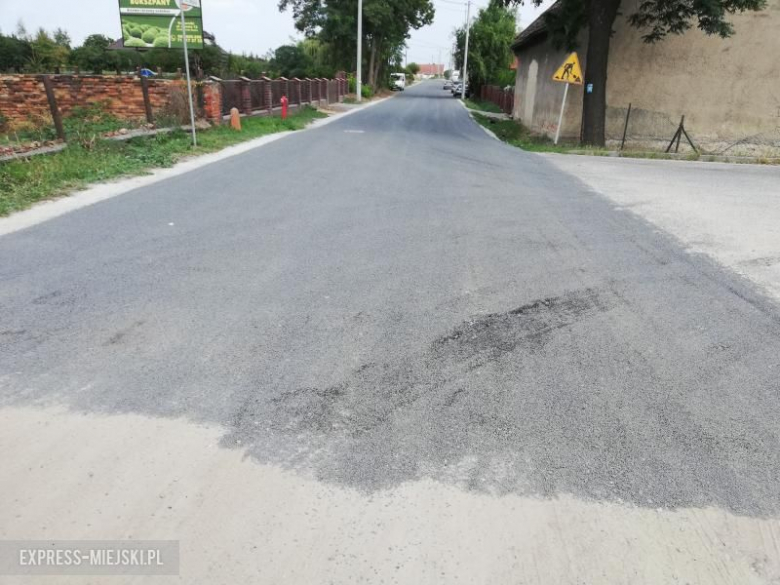 Nowa nawierzchnia drogi przy świetlicy wiejskiej w Komornikach