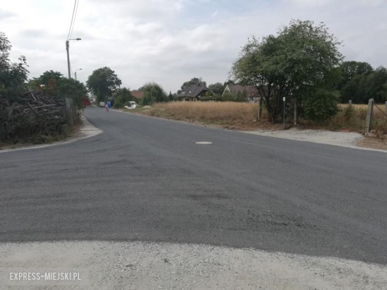 Nowa nawierzchnia drogi przy świetlicy wiejskiej w Komornikach