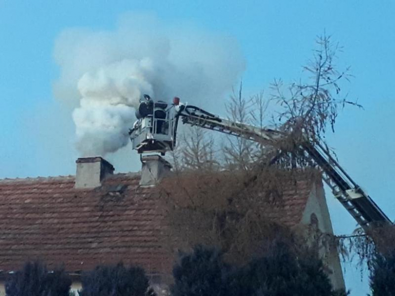 Pożar sadzy w kominie w Kostomłotach