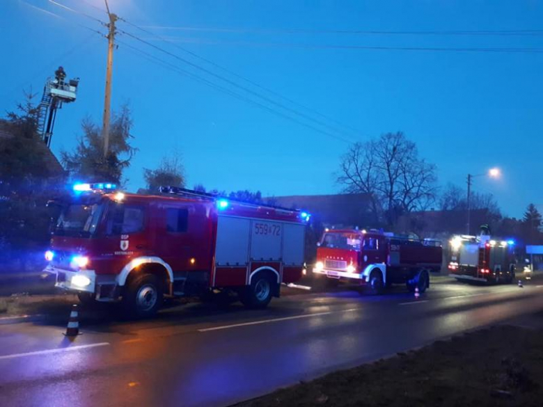 Pożar sadzy w kominie w Kostomłotach