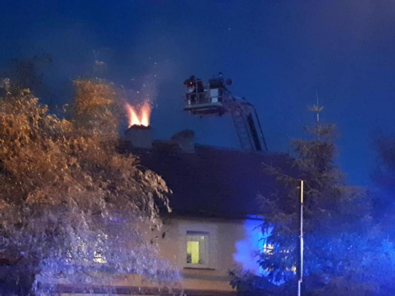 Pożar sadzy w kominie w Kostomłotach