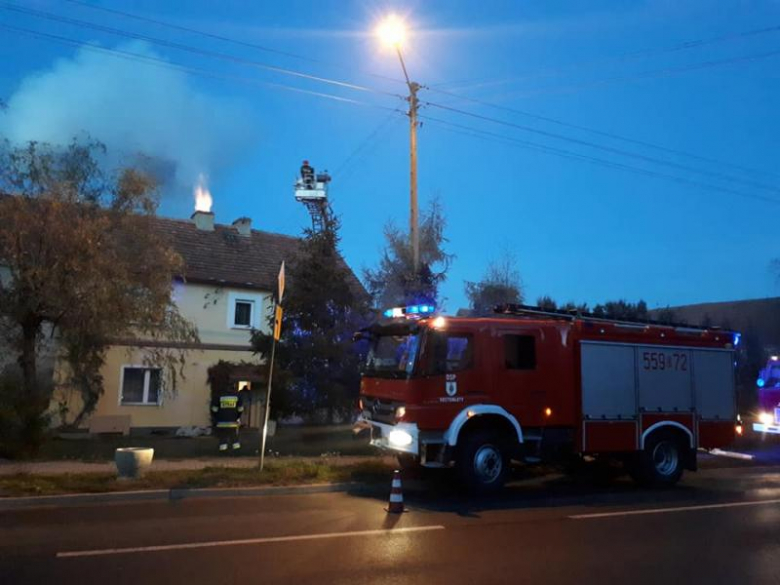Pożar sadzy w kominie w Kostomłotach